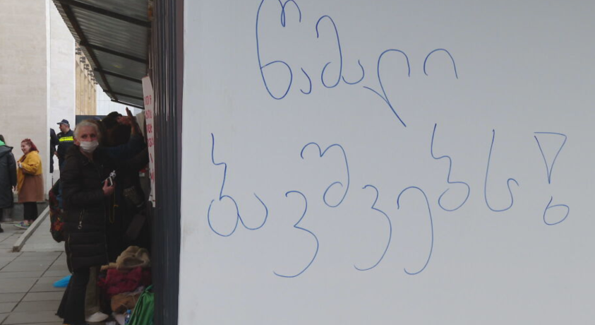 გათენებული 6 ღამის შემდეგ, აქონდროპლაზიის დიაგნოზის მქონე ბავშვების მშობლებს პრემიერ-მინისტრი გამოეხმაურა