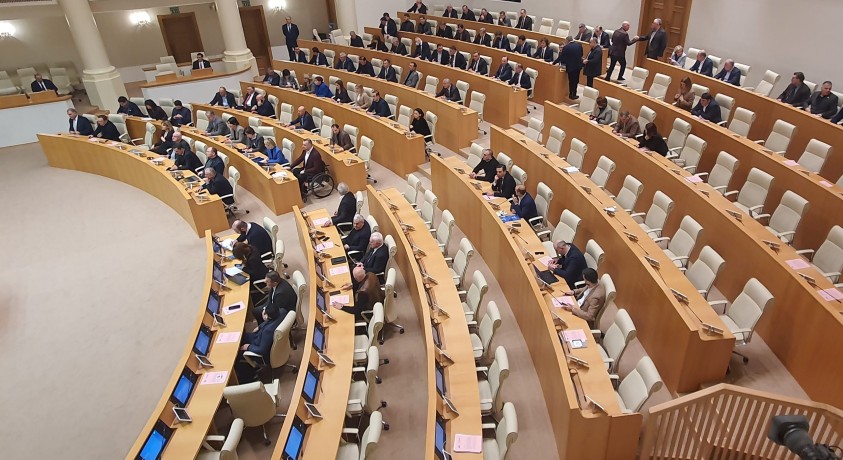 პარლამენტმა იუსტიციის უმაღლეს საბჭოში სამი არამოსამართლე წევრი აირჩია