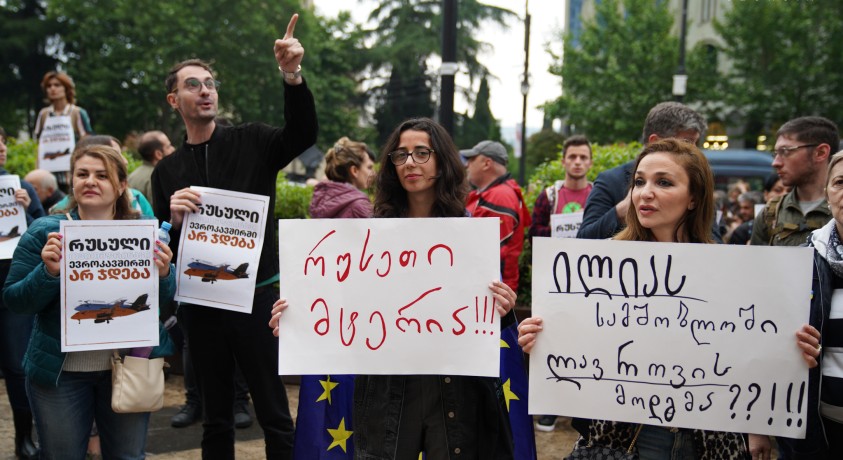 პარლამენტთან მიმდინარე აქციაზე ხელისუფლებას მოთხოვნების შესასრულებლად ერთსაათიანი ვადა მისცეს