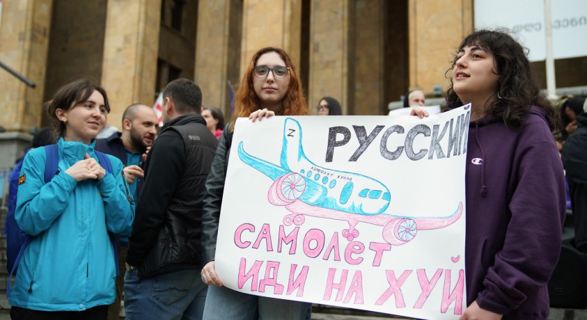 აქციის მონაწილეები რუსთაველის გამზირიდან გმირთა მოედანზე მიდიან