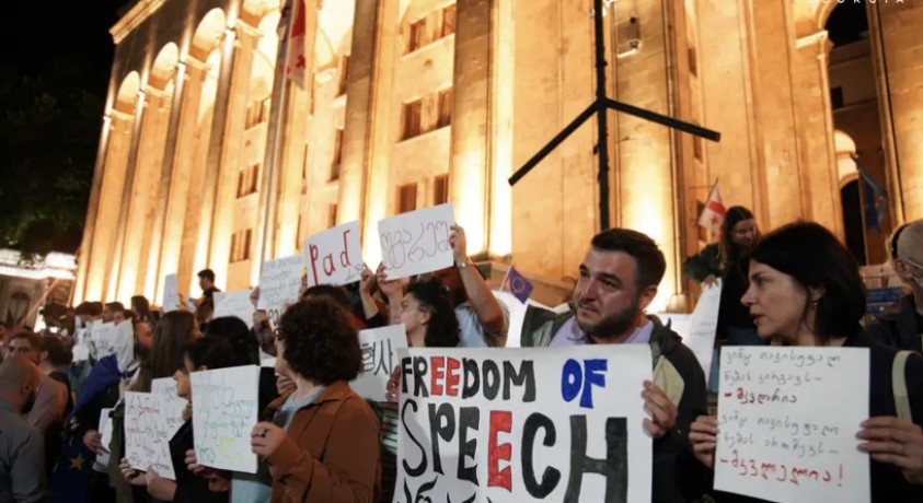 “დაიცავი გამოხატვის თავისუფლება”- აქცია პარლამენტის შენობასთან