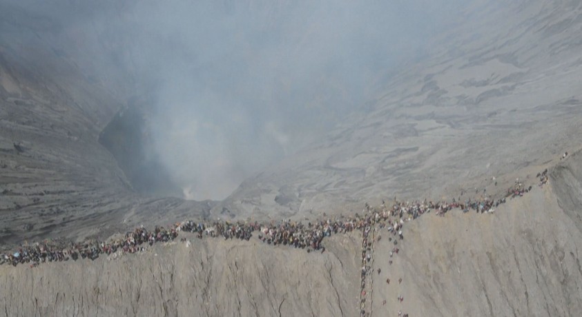 ინდუიზმის ათასობით მიმდევარს ინდონეზიის აქტიურ ვულკანზე შესაწირი მიაქვს