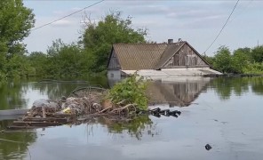 სახლებს ისევ  წყალი ფარავს…