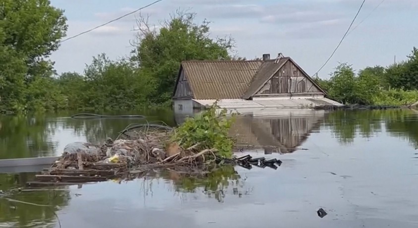 სახლებს ისევ  წყალი ფარავს…