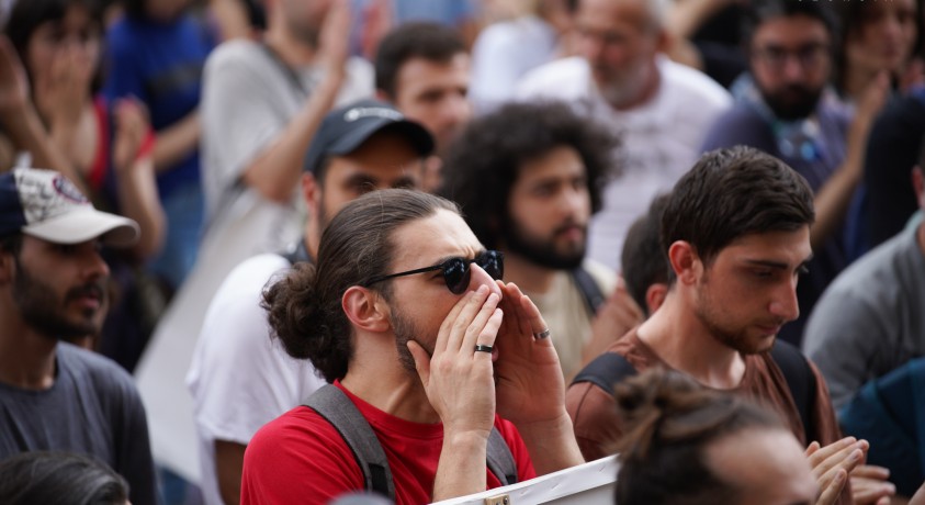 ჭიათურის მაღაროში დასაქმებულები „ჯორჯიან მანგანეზის” ოფისამდე მსვლელობას მართავენ