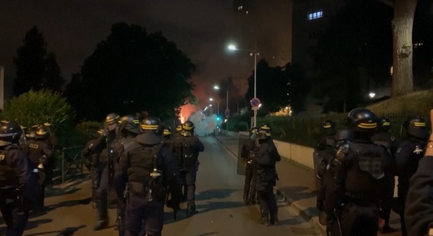 პროტესტის მესამე დღე საფრანგეთში: ქვეყნის რამდენიმე რეგიონში კომენდანტის საათი ამოქმედდა