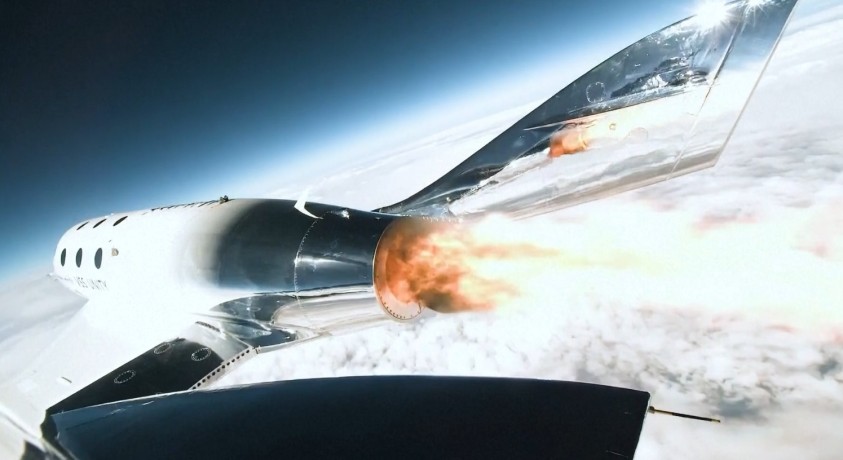 კომპანია „ვირჯინ გალაქტიკმა“ კოსმოსში პირველი კომერციული ფრენა შეასრულა