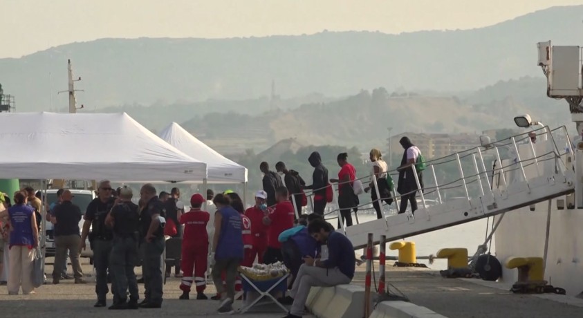 სანაპირო დაცვის ხომალდი, რომლის ბორტზეც 800 მიგრანტი იმყოფებოდა რეჯო-დი-კალაბრიის პორტში შევიდა