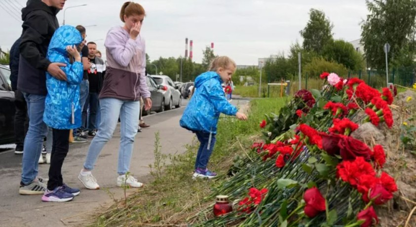 „ევგენი პრიგოჟინი ჩვენთვის მამასავით იყო” – რუსეთში „ვაგნერის“ კომისარიატებთან თაიგულები მიაქვთ