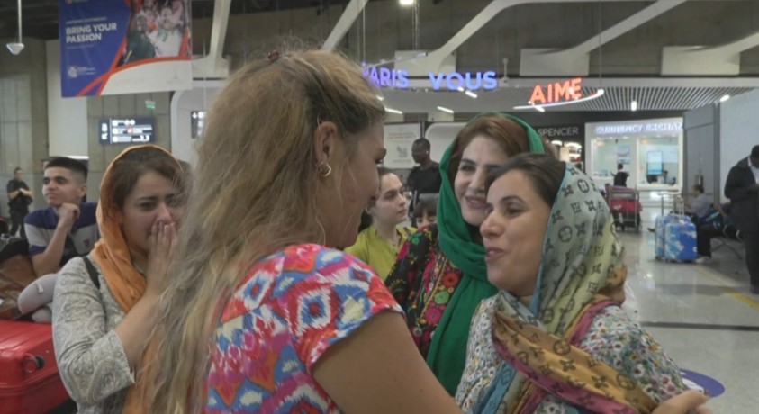 საფრანგეთის მთავრობის დახმარებით პარიზში ხუთი ავღანელი ქალი გადაიყვანეს