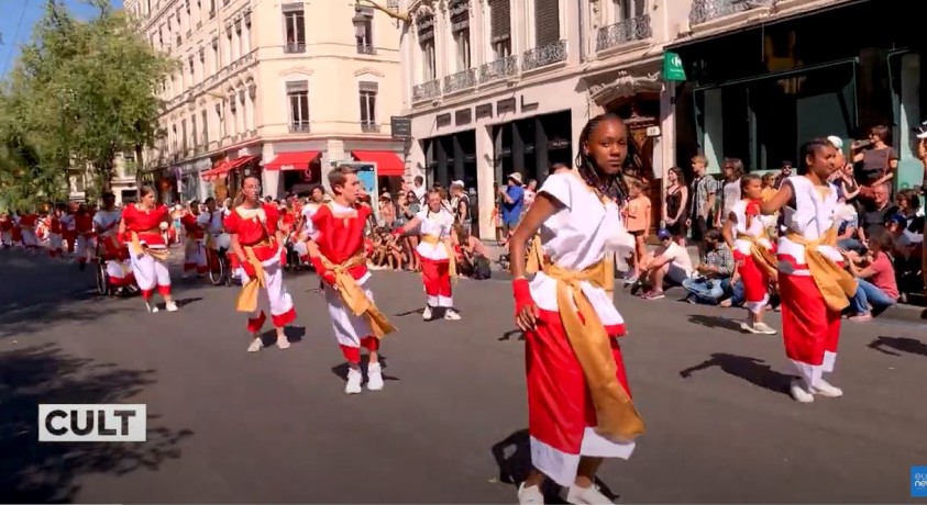 რეზონანსი, რიტმი და ინკლუზიურობა – ლიონის ცეკვის ბიენალე ქუჩაში დაბრუნდა