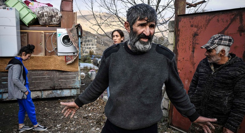 სომეხი დევნილები მთიან ყარაბაღს ტოვებენ და სომხეთში ჩადიან