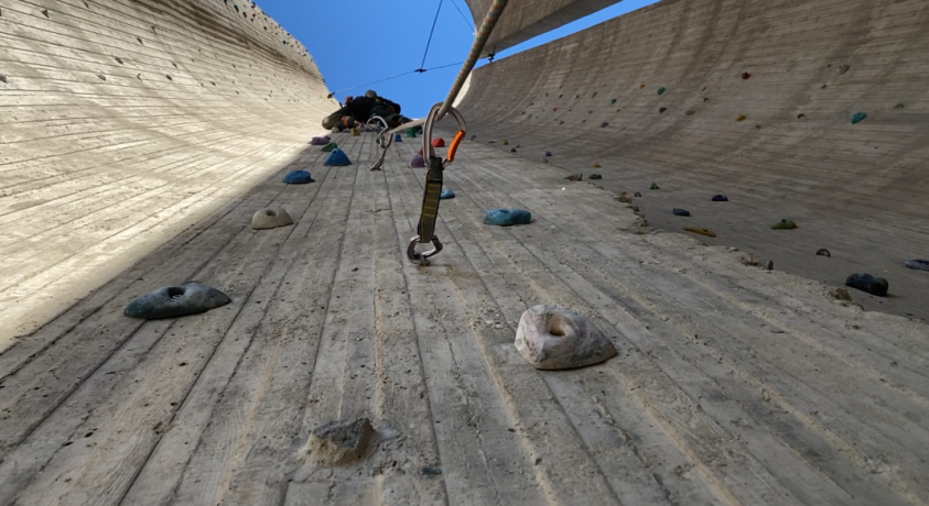 მეკლდეურები კლდეებისა და დარბაზების  გარდა მონუმენტებზეც დაცოცავენ