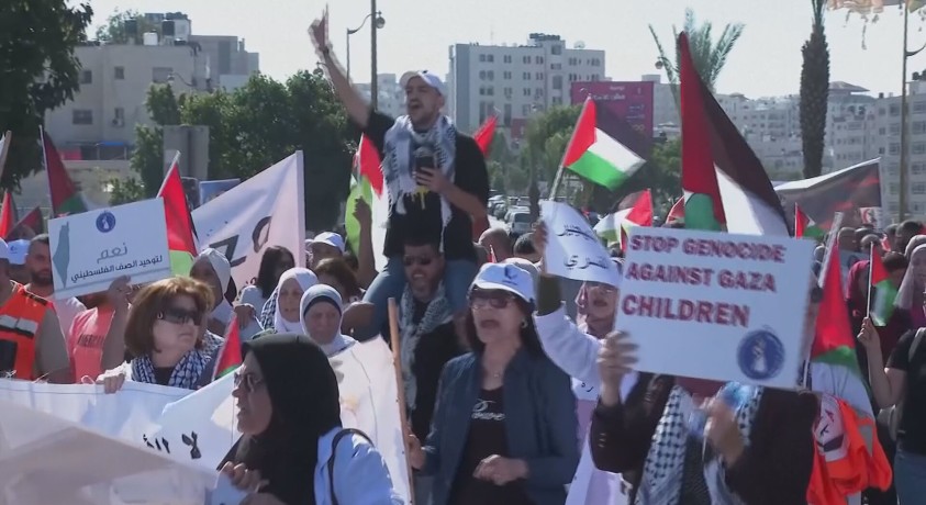 პალესტინის ქალაქ რამალაში ღაზის მოსახლეობის მხარდამჭერი აქცია გაიმართა