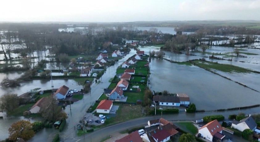 ემანუელ მაკრონი წყალდიდობით დაზარალებულ პა-დე-კალეს რეგიონში ჩავიდა