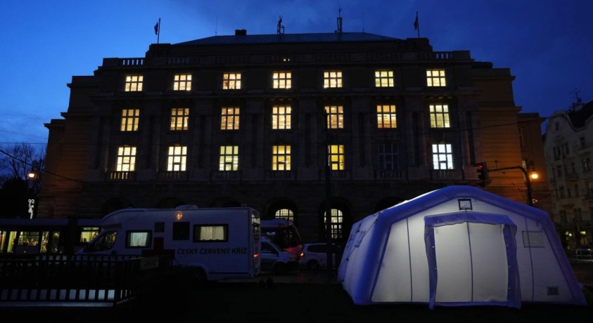 პრაღის პოლიციის ცნობით, თავდამსხმელმა სახურავზე თავი მოიკლა