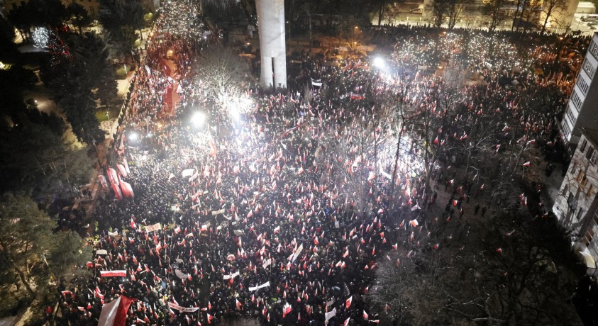 პოლონეთში ახლად არჩეული მთავრობის წინააღმდეგ საპროტესტო აქციები იმართება