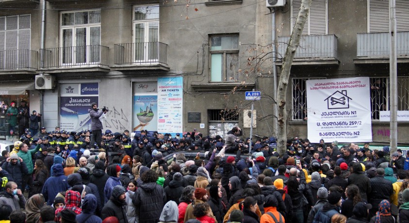 კეკელიძის ქუჩაზე საცხოვრებელი სახლიდან ოჯახის გამოსახლების პროცესს დაპირისპირება მოჰყვა