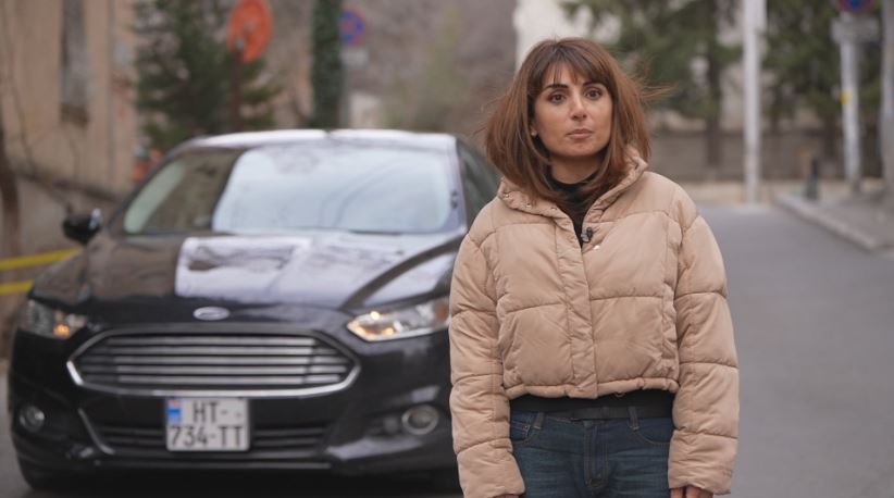 ნინო მანქანის მართვას ასწავლის