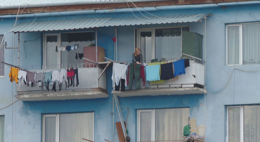 მიწა ჩემს სახლთან…