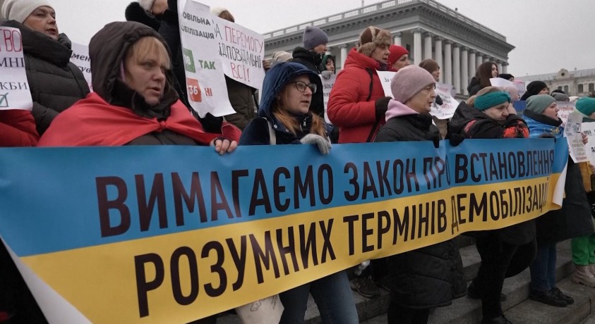 უკრაინელი ჯარისკაცების ახლობლები მთავრობისგან სავალდებულო სამხედრო სამსახურის ვადის დაწესებას მოითხოვენ