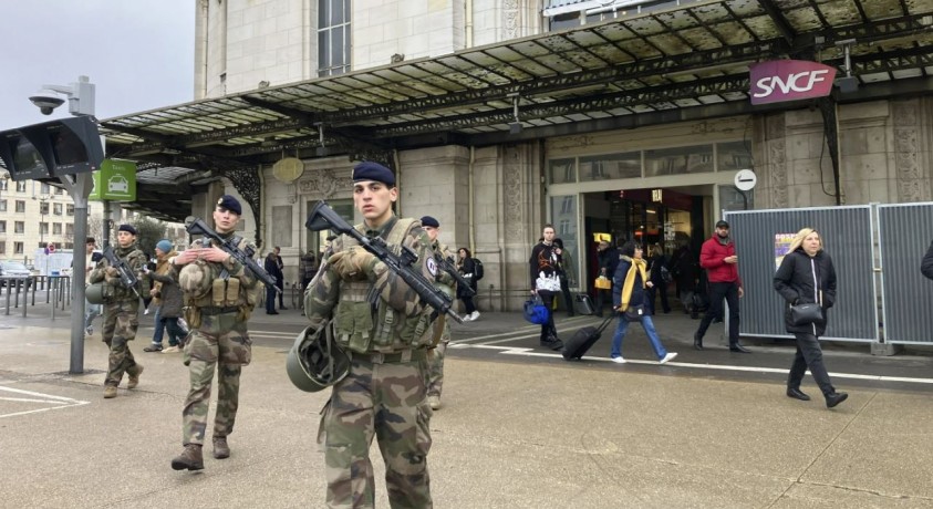 პარიზის რკინიგზის სადგურზე თავდასხმელმა 3 ადამიანი დაჭრა