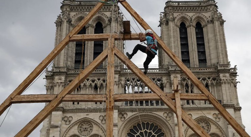პარიზის ღვთისმშობლის ტაძრის გუმბათიდან ხარაჩოები ჩამოხსნეს