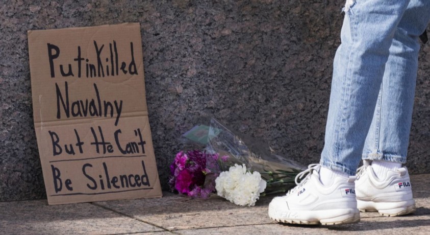 პუტინის კრიტიკოსები გისოსებს მიღმა