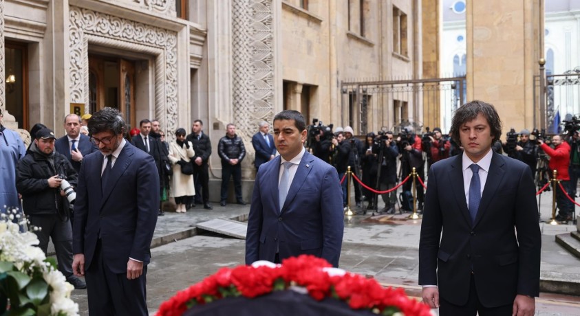 იუნკრების ხსოვნას პარლამენტის ეზოში მთავრობის წევრებმა პატივი მიაგეს