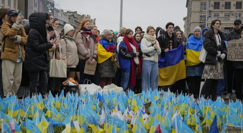 უკრაინაში მიმდინარე ომის ორი წლის თავზე, ევროპის ქალაქებში უკრაინის მხარდამჭერი მსვლელობები გაიმართა