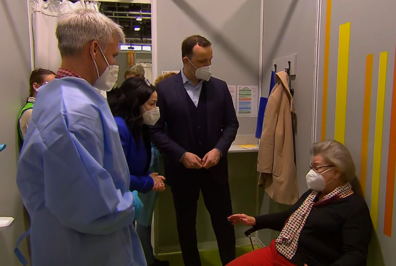 გერმანიის ჯანდაცვის მინისტრმა ვაქცინაციის ცენტრი მოინახულა