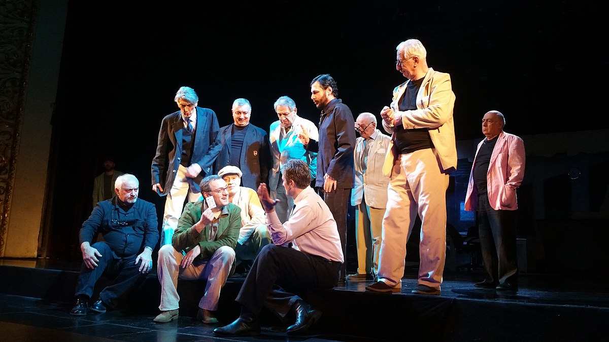 1200px-12_განრისხებული_მამაკაცი_(რუსთაველის_თეატრი,_2018)