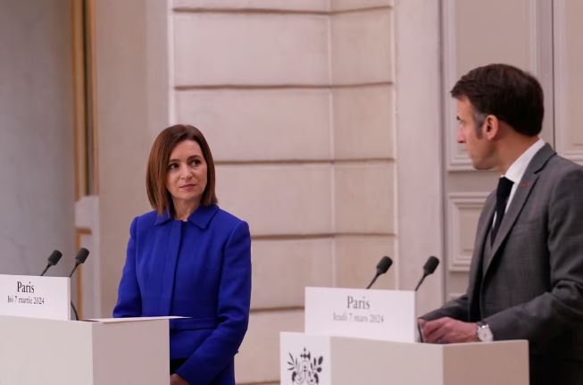 მაია სანდუ და ემანუელ მაკრონი Pool photo by Christophe Ena via AFP/Getty Images