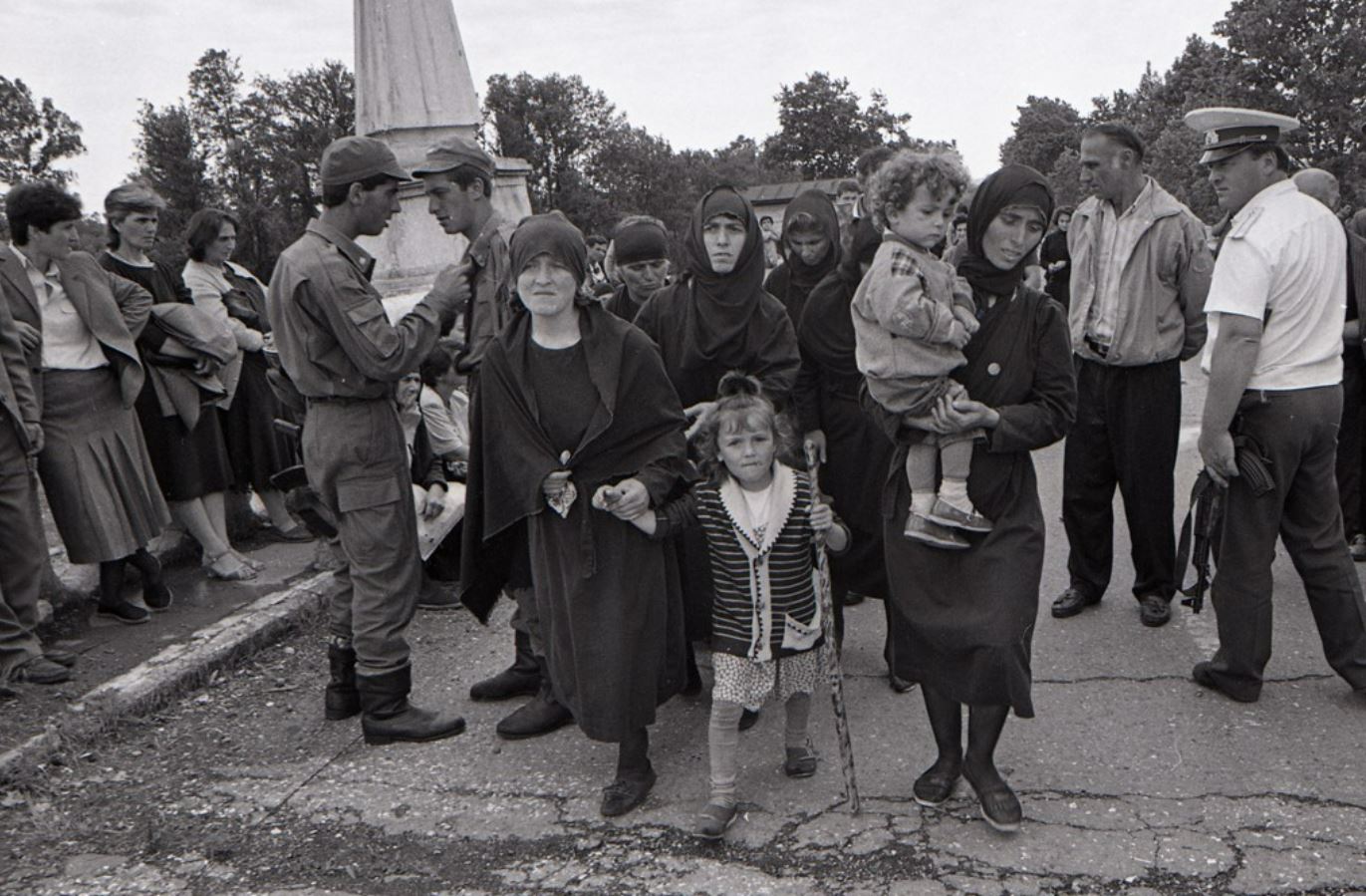 შაჰ აივაზოვის ფოტო. დევნილები ტოვებენ აფხაზეთს, 1993 წელი. საქართველოს ეროვნული ბიბლიოთეკის არქივი